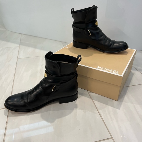 Michael Kors Leather Arley Ankle Boot in Black - Picture 6 of 8